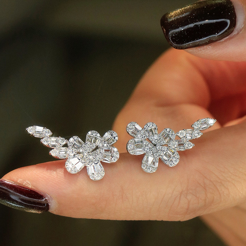 Aazuo Fine Jewelry 18K Pure Wh - Diamond Stud Earrings recension och pris