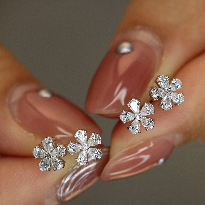 Aazuo Fine Jewelry 18K Orignal - Diamond Stud Earrings recension och pris